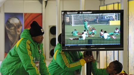 Se întâmplă în secolul XXI **Locuitorii dintr-un sat din Zambia se uită pentru prima dată în viață la televizor