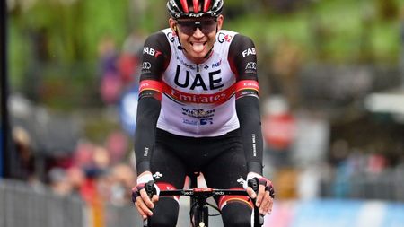 Favoritul Jao Almeida, etapă dezastruoasă în Giro 2021! Cine a reușit victoria carierei, pe o vreme de coșmar pentru rutieri | VIDEO