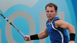 "Iron Mike" Russell: 36 ani, trei operații la genunchi, ulcer, meniu fără paste. Americanul rămas fidel maioului a tras în calificări și a ajuns pe tabloul principal de la Australian Open