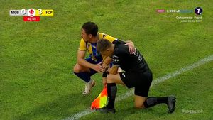 Aşa ceva chiar nu s-a mai văzut în Superliga! Arbitrul asistent a suferit o accidentare gravă, într-un mod uluitor, în Metaloglobus - Petrolul Ploieşti