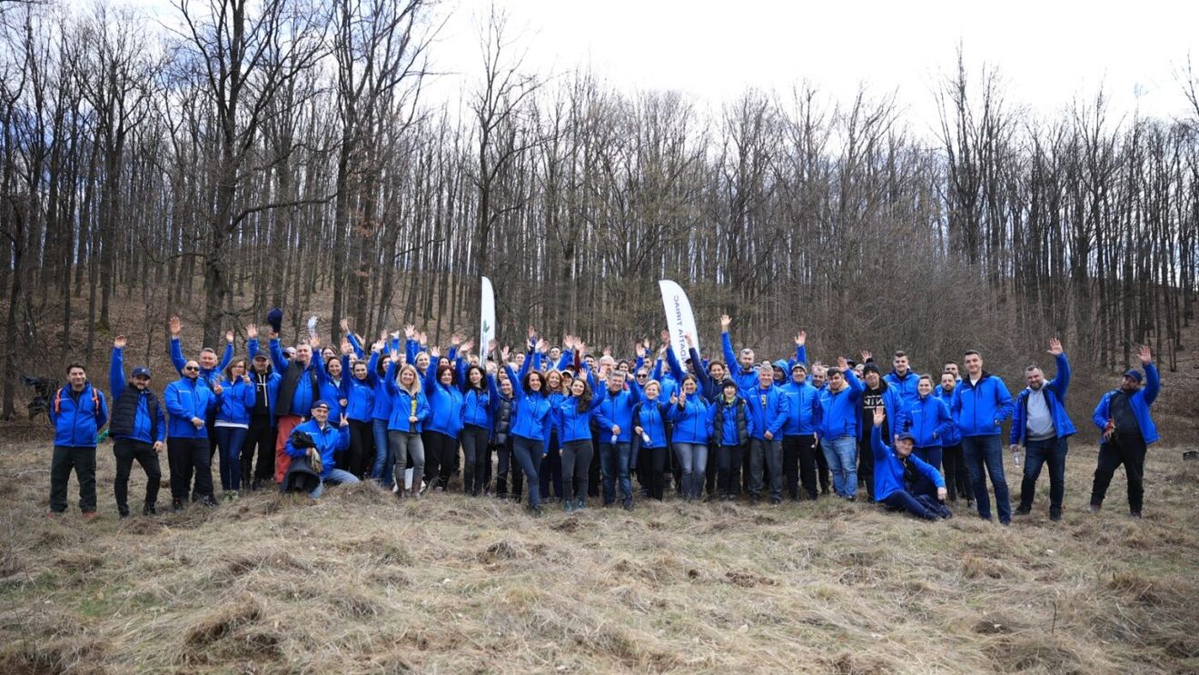 Peste 100 de voluntari ai Fundației Țiriac și Țiriac Auto și-au unit forțele în cadrul programului Plantăm fapte bune în România pentru a împăduri o enclavă forestieră în județul Argeș
