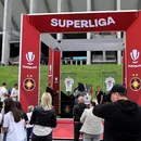 Fanii FCSB au dat năvală pe Național Arena înainte de derby-ul cu CFR Cluj și s-au îmbulzit să facă poze cu trofeul Superligii. Ce mesaj a apărut pe autocarul campioanei României