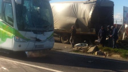 La un pas de tragedie. Autocarul în care se aflau jucătorii și staff-ul Vasluiului s-a ciocnit cu un camion