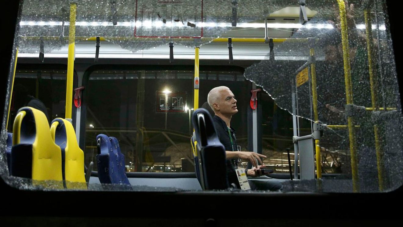 JO 2016 | "Nu știam dacă au fost gloanțe sau pietre". Un autobuz plin cu jurnaliști a fost atacat lânga favela Cidade de Deus