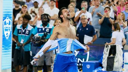 Reacția sponsorului tehnic al lui Novak Djokovic, după ce sârbul și-a rupt tricoul când l-a învins pe Carlos Alcaraz la Cincinnati: „A meritat!" VIDEO