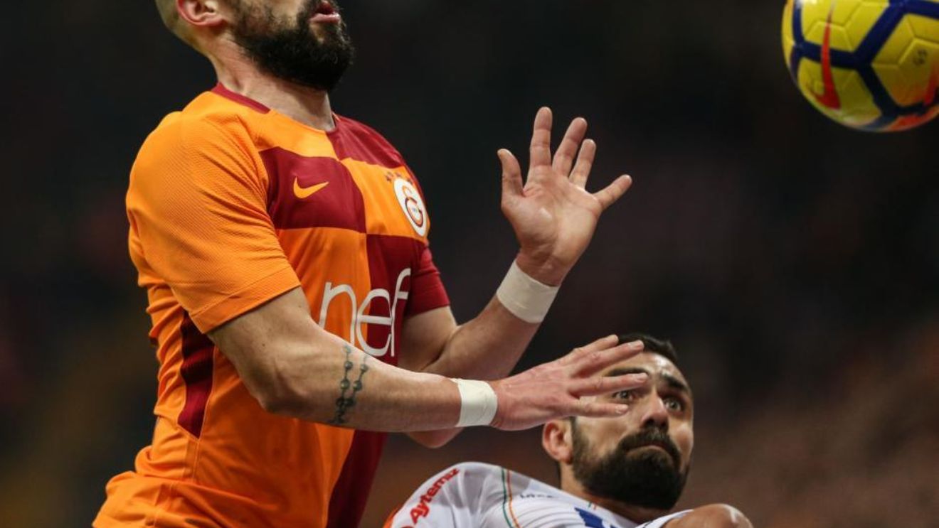 Latovlevici s-a pus rău cu fanii lui Galatasaray! Fundașul nu a mai rezistat și a cerut să fie schimbat din cauza presiunii în partida din campionat. Reacția conducerii clubului | VIDEO