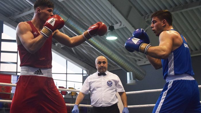 Box | Andrei Arădoaie părăsește Europeanul Under 22 chiar la debut, după un meci electrizant, demn de o finală europeană
