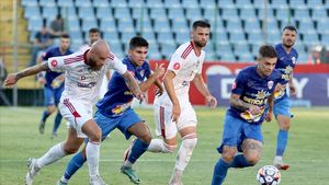 Gloria Buzău - Sepsi OSK 1-2 în etapa 2 din Superliga. Trupa lui Bernd Storck se impune cu mari emoții, după ce a controlat autoritar prima repriză. Gazdele au egalat în prelungiri, dar reușita a fost anulată de VAR pentru un offside milimetric