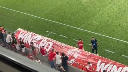 Conflict între suporterii lui Dinamo, Bani și Ovidiu Burcă! Antrenorul a gesticulat nervos în fața miilor de fani prezenți la meciul cu FC Botoșani | VIDEO