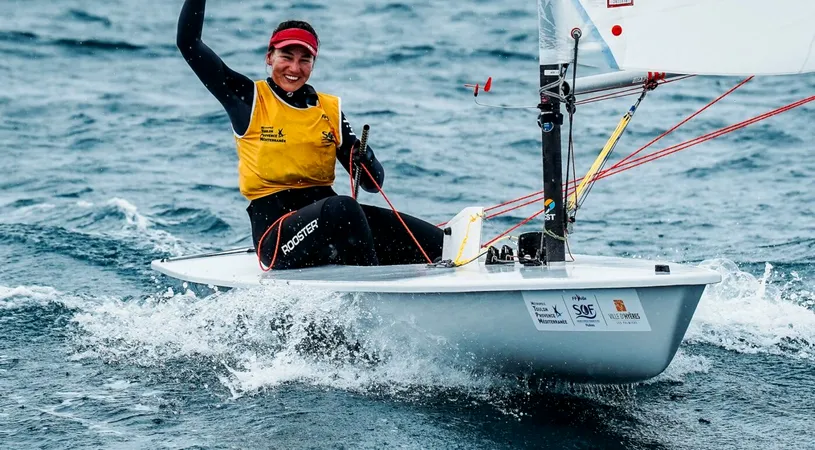 Cine este Ebru Bolat, noua senzație din yachting care va merge la Paris 2024 dar va concura la Marseille! A ratat calificarea la Tokyo după ce i s-a defectat cârma bărcii, e pasionată de animație și a studiat în Marea Britanie: „Îmi place arta”. SPECIAL