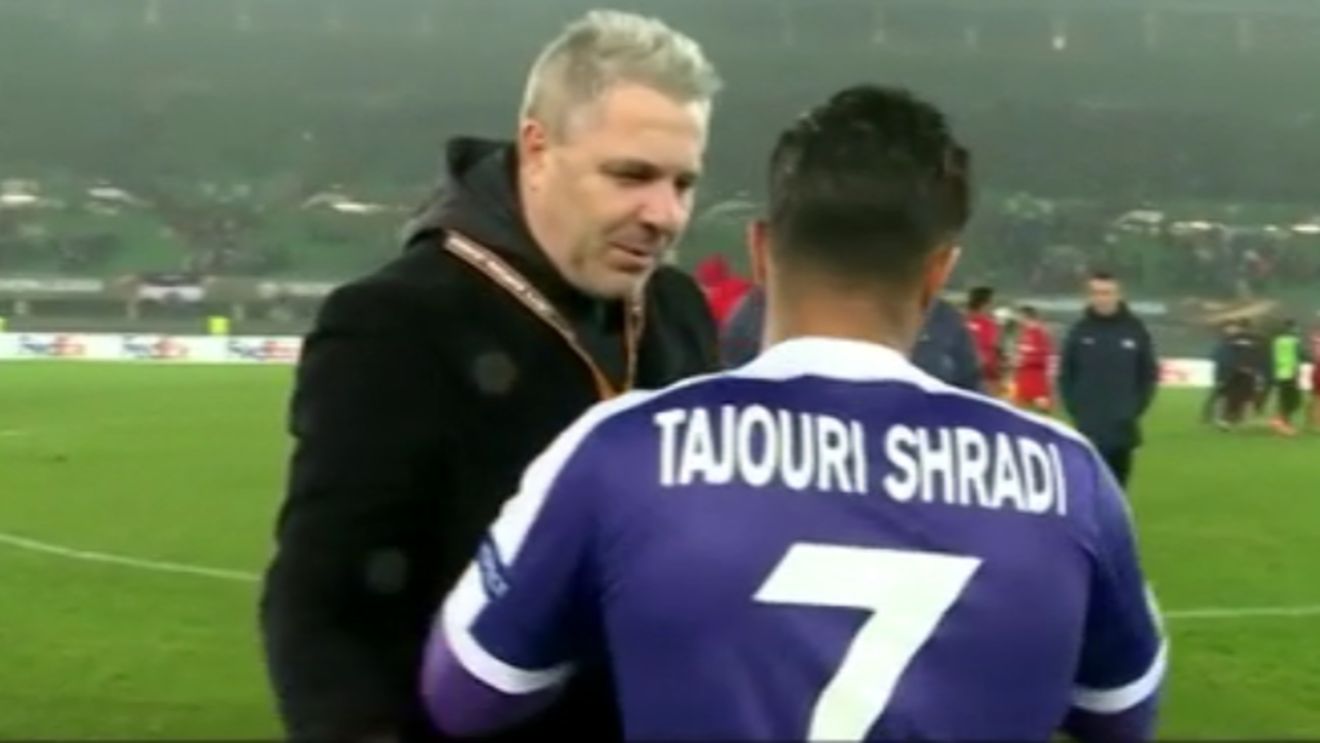 Rar vezi așa ceva la un antrenor din fotbalul mare. Imaginile care nu au apărut la TV: ce i-a cerut Șumudică unui adversar după victoria fabuloasă cu Austria Viena