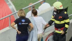 Incidente grave la Dinamo – Farul! O torță aruncată de fanii constănțeni a ajuns în tribuna dinamovistă și a rănit o femeie