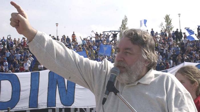 Fiul lui Adrian Păunescu a povestit cum a scris tatăl său imnurile echipelor Rapid și Universitatea Craiova. Băiatul poetului a dezvăluit de ce răsună „Oltenia eterna terra nova” pe stadionul „clonei” din Bănie