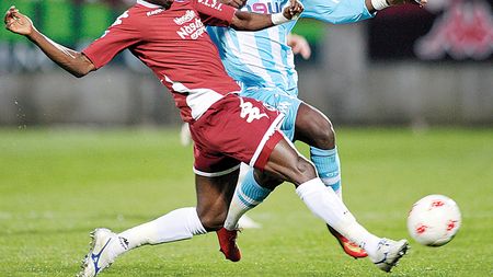 "Câinii" își fac cumpărăturile din afară