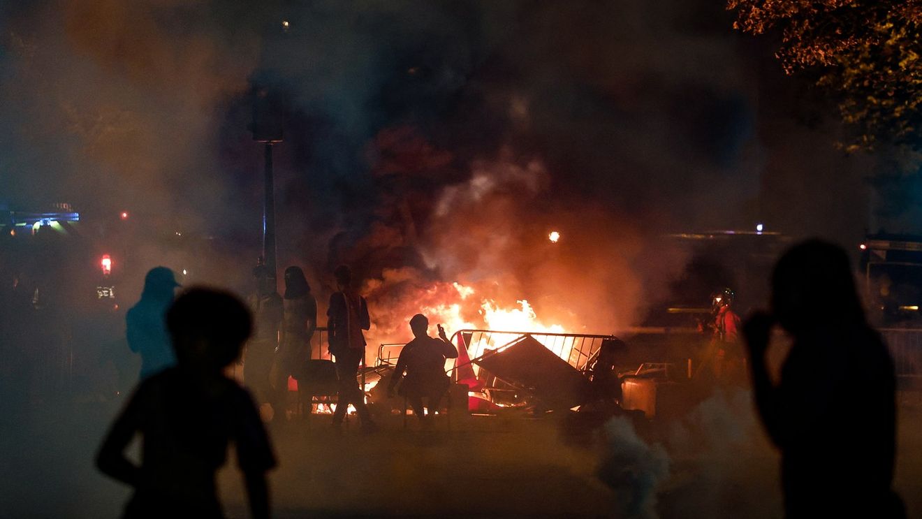 NE-BU-NI-E la Paris după ce PSG a câştigat Champions League: au dat foc și s-au bătut cu forțele de ordine! Imagini incredibile de pe străzi