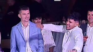 Florinel Coman a semnat contractul care îi schimbă cariera și acum se distrează! S-a „electrizat” pe manele alături de Florin Tănase | VIDEO