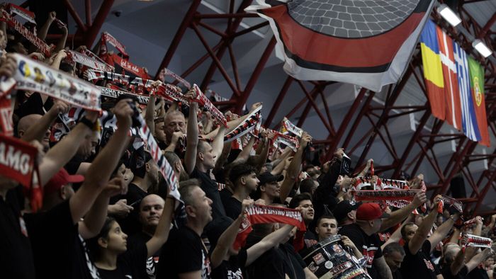 Infern în alb și roșu pentru un meci istoric al lui Dinamo! Adversarii, așteptați într-o atmosferă fabuloasă în „Ștefan cel Mare”. Câte bilete mai sunt disponibile. EXCLUSIV