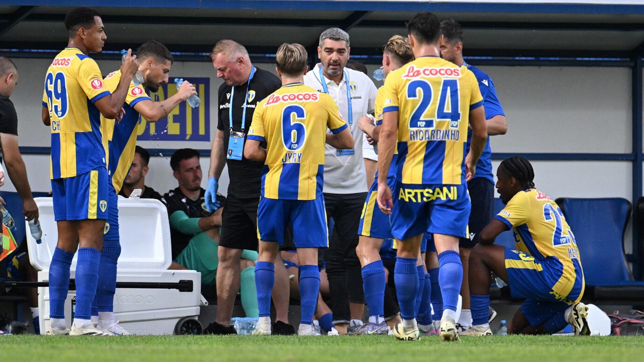 Liviu Ciobotariu şi-a felicitat fotbaliştii după victoria cu Metaloglobus: „Mă bucur că au făcut asta”