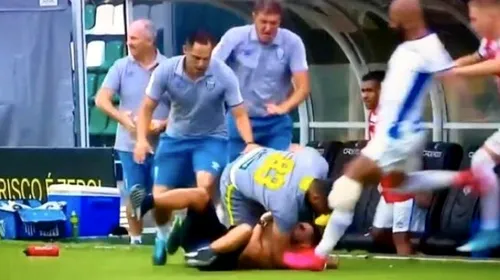 Imagini șocante din Brazilia! Un fotbalist i-a dat un picior în figură colegului său dorind să lovească un suporter | VIDEO