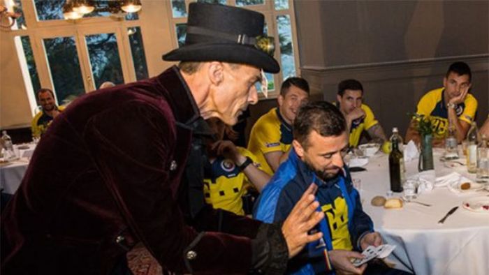 Surpriză pentru tricolori! VIDEO | Spectacol de iluzionism în cantonamentul naționalei. "Magicianul" Sânmărtean, neimpresionat :)