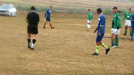 VIDEO ȘOCANT!** Un tânăr arbitru român își ia bătaia vieții la un meci de Liga 5