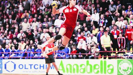 Alo, fotbalul? Handbalul e pe fir!** Din 2005 naționala feminină de handbal oferă românilor spectacol și medalii