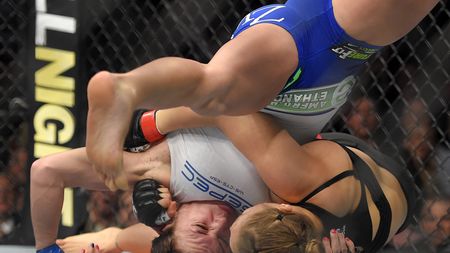 VIDEO | KO brutal în UFC: Ronda Rousey a fost spulberată în cușcă cu o lovitură de picior în zona gâtului și a fost spitalizată. E prima înfrângere pentru Ronda