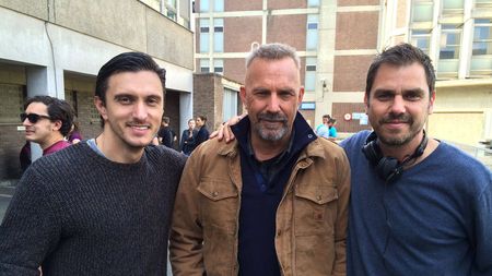 Fostul acționar dinamovist Săvulescu turnează un film alături de Kevin Costner la Los Angeles, face în paralel cursuri de actorie și scrie un scenariu. Rică Răducanu: "Dragoș are părul mare și fizic, poate fi actor. Dacă are bani, se împrietenește cu toată lumea"