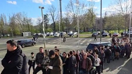 Imagini impresionante! Coadă de zeci de metri pentru un ultim omagiu adus lui Mircea Lucescu