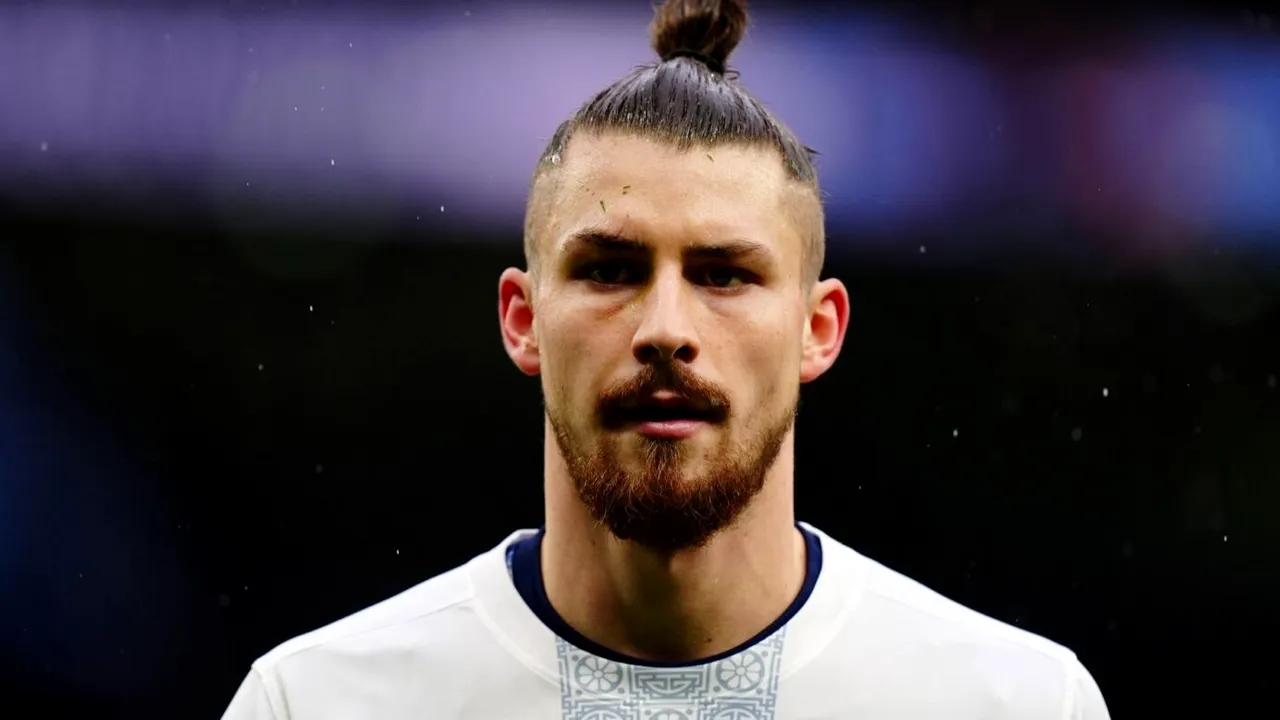 Radu Drăguşin, în Champions League! Tottenham câştigă primul trofeu după 17 ani