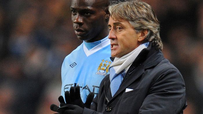 Balotelli, amendat cu 250.000 Â£ după ce a fost prins într-un club de striptease!** Mancini l-a sfătuit să se însoare: "Asta l-ar putea ajuta" :)