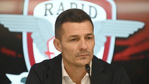 Șansă nesperată pentru fotbalistul de care Rapid a vrut să scape! Omul adus de la Genoa a fost nesigur și acum se schimbă titularul. EXCLUSIV