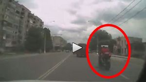 VIDEO Cascador fără voie! "Saltul" reușit de un motociclist din Rusia în plin trafic