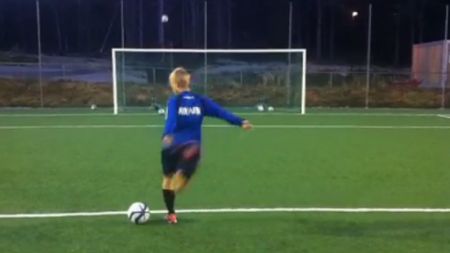 VIDEO GENIAL | A trimis de două ori la rând mingea în transversală, din "rabona"