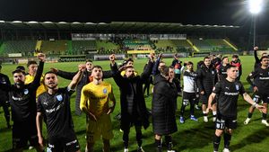Jucătorii Universităţii Craiova n-au primit invitaţie la mici şi bere de la antrenorul Coelho, dar s-au destins la un meci de play-off