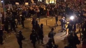 VIDEO | Imagini cu revoluţia de la Barcelona! Incidente grave în timpul meciului cu Real Madrid. Suporterii s-au luat la bătaie cu polițiștii şi s-a lăsat cu sânge şi victime!
