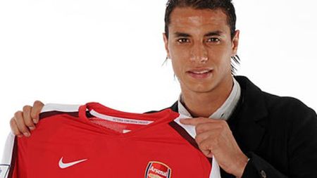 OFICIAL: Chamakh, noul vârf al lui Arsenal
