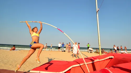 VIDEO | Cine n-are rău de înălțime. Cei mai buni săritori cu prăjina concurează vineri pe plaja din Mamaia! Agoston: „Scopul nostru este de a atrage tinerii către atletism”