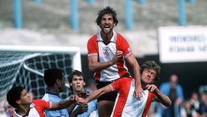 "Am probleme cu memoria pentru că loveam mingea cu capul de prea multe ori. Chiar de 100 de ori pe zi!". Nord-irlandezul Chris Nicholl, fost jucător la Southampton, face dezvăluiri despre cariera sa 