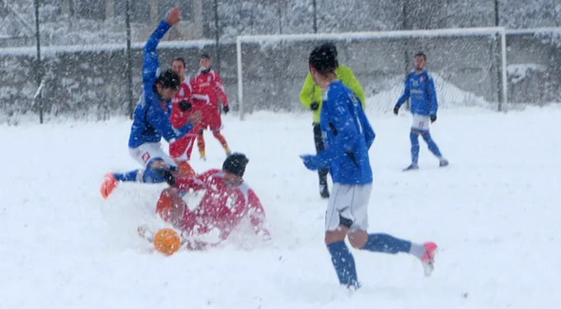 Jucătorii lui Niculescu** au făcut instrucție în zăpadă cu Flacăra!
