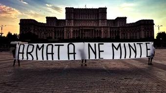 ”Armata ne minte”, campania amplă a fanilor Stelei, prin care se cer răspunsuri și obținerea dreptului de promovare din Liga 2 în SuperLiga. Mesajul, afișat în București și în alte orașe