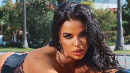 Ivana Knoll a ales cea mai mulată și decoltată ținută pentru Campionatul Mondial de Formula 1 de la Miami. Doar ea putea să apară așa | GALERIE FOTO