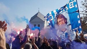 LIVE BLOG - Ilie Balaci, înmormântat cu onoruri militare. Mii de persoane l-au aclamat și condus pe ultimul drum pe fostul mare fotbalist al României