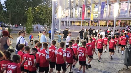 Un autocar plin cu juniori din Oradea a venit la FCSB – Drita: 53 de copii au mers s-o vadă pe campioana României în Europa League