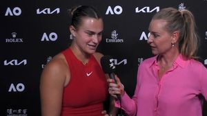Aryna Sabalenka, dans nebun în direct la TV după ce a triumfat la Australian Open pentru a doua oară la rând! Barbara Schett i s-a alăturat. VIDEO