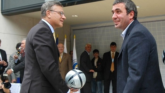 A început operațiunea 'Salvați-l pe Rege'**: "Hagi, președinte"!