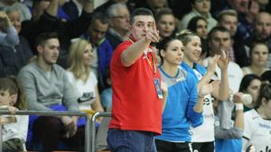 One man show! Două momente geniale ale lui Florentin Pera la partida SCM Rm. Vâlcea - CSM București, care i-au întărit eticheta de „antrenorul sezonului"