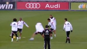 Fază superbă la antrenamentul Realului. VIDEO | Pepe și Varane au amețit încercând să recupereze mingea