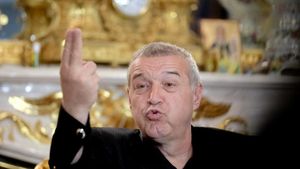 Gigi Becali, plin de nervi: „Nu au oamenii minte la cap. Parcă sunt handicapați!”. Patronul FCSB sare în apărarea rivalei Dinamo: „Dacă nu ai COVID, treci la fotbal!”