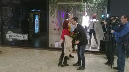 FOTO & VIDEO: Jucătorii dinamoviști au împărțit flori de "Ziua Femeii"